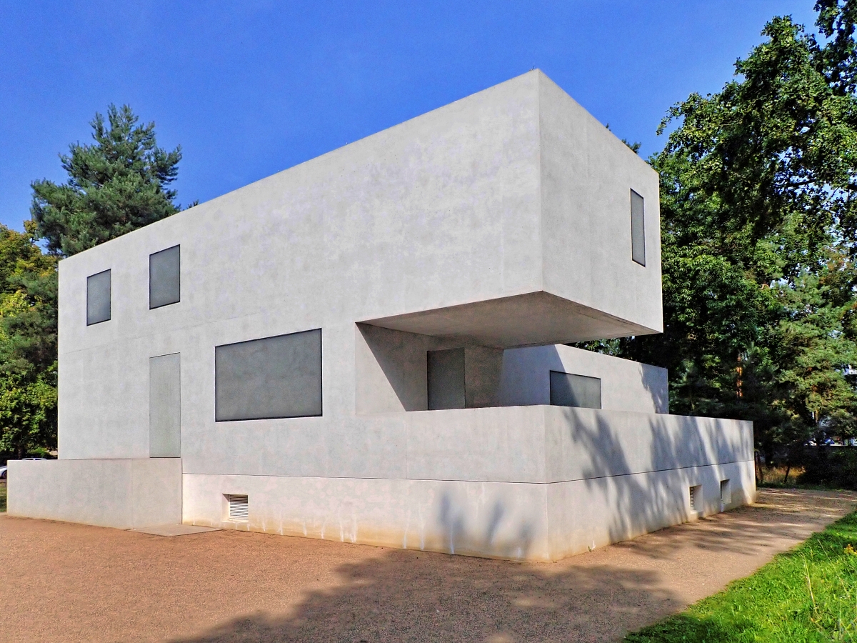 Domy Mistrzów w Dessau znajdują się w sosnowym lesie./ fot. Mieczysław Pawłowicz