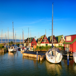 Domki rybackie i przystań w Ahrenshoop./ Fot. Frnacesco Carovilano/DZT