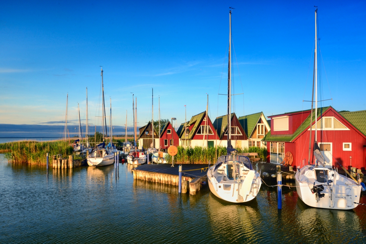 Domki rybackie i przystań w Ahrenshoop./ Fot. Frnacesco Carovilano/DZT