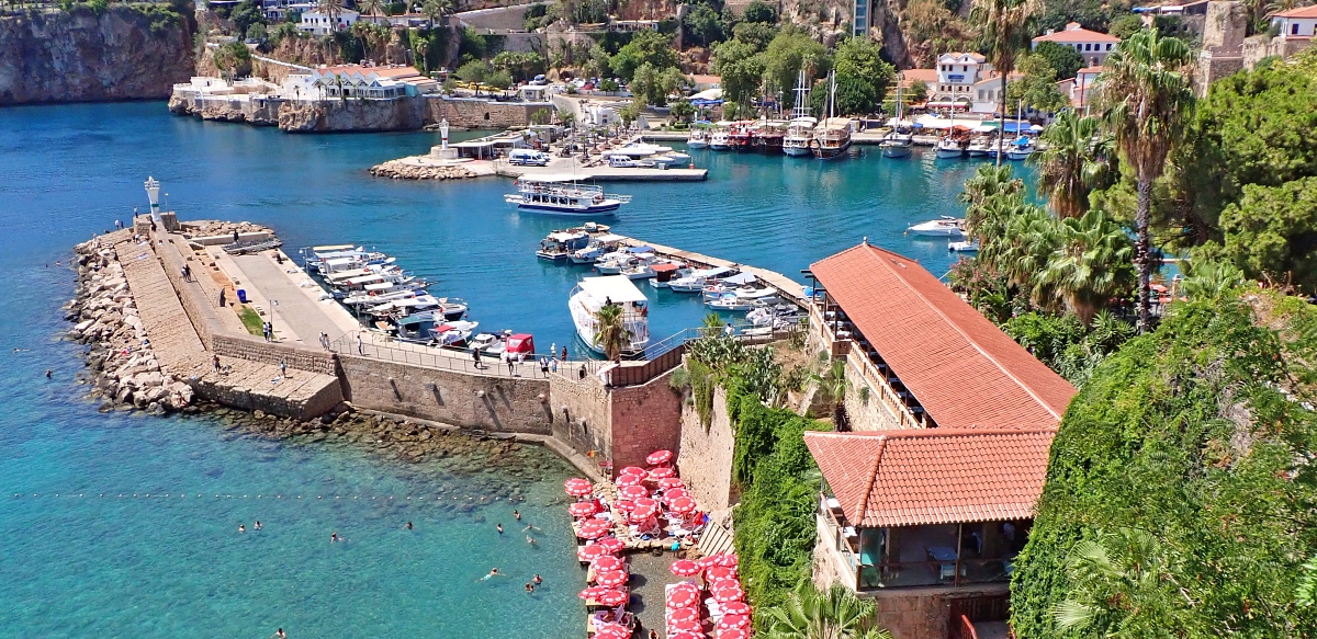 Malownicza Antalya jest główna bazą i hubem linii lotniczej SunExpress. /fot. Mieczysław Pawłowicz