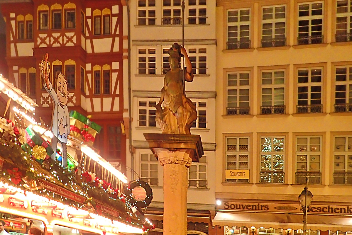 Na placu Römerberg znajduje się jeden z najpopularniejszych Jarmarków Adwnetowych we Frankfurcie. /fot. Mieczysław Pawłowicz