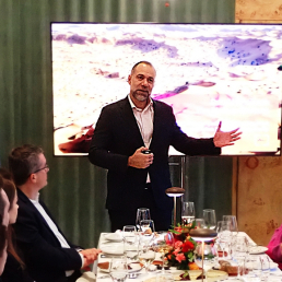 Iyad Rasbey przedstawia rekordowe wyniki przyjazdowe Ras Al Khaimah. /fot. Mieczysław Pawłowicz