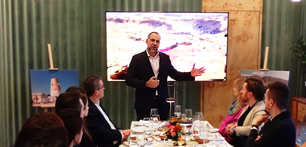 Iyad Rasbey przedstawia rekordowe wyniki przyjazdowe Ras Al Khaimah. /fot. Mieczysław Pawłowicz