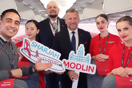 Załoga pokładowa oraz Krzysztof Steiman, Commercial Manager Poland Air Arabia oraz Jacek Kowalski, Prezes Zarządu Portu Lotniczego Warszawa - Modlin w pierwszym samolocie, który przyleciał z Szardży../fot. Mieczysław Pawłowicz