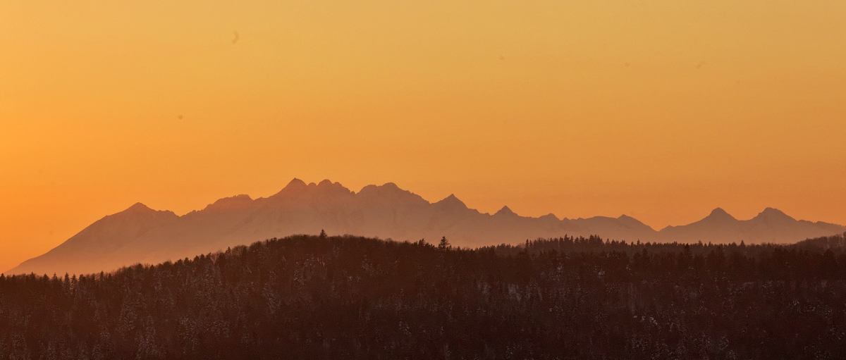 Widok na Tatry o zachodzie słońca z wieży widokowej na Górze Parkowej./fot. Mieczysław Pawłowicz