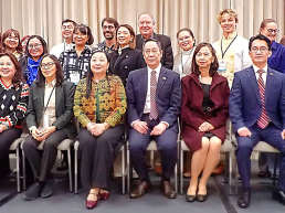 Ambasador Republiki Filipin w Polsce, JE Alan Deniega w otoczeniu przedstawicieli filipińskiej branży turystycznej. /fot. Mieczysław Pawłowicz
