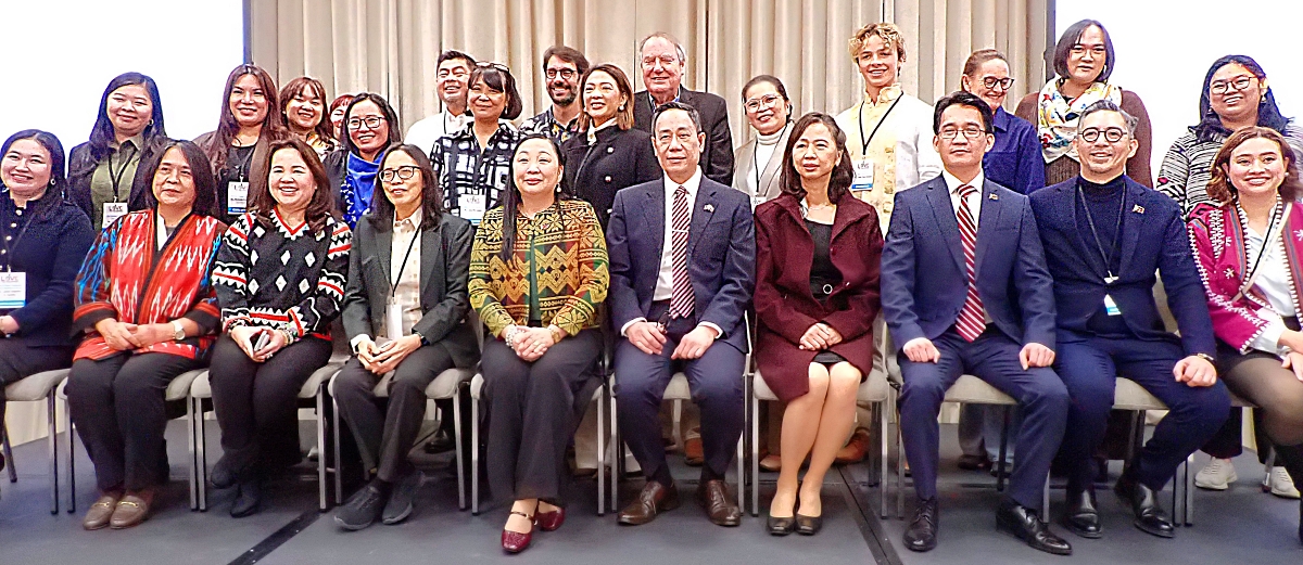 Ambasador Republiki Filipin w Polsce, JE Alan Deniega w otoczeniu przedstawicieli filipińskiej branży turystycznej. /fot. Mieczysław Pawłowicz