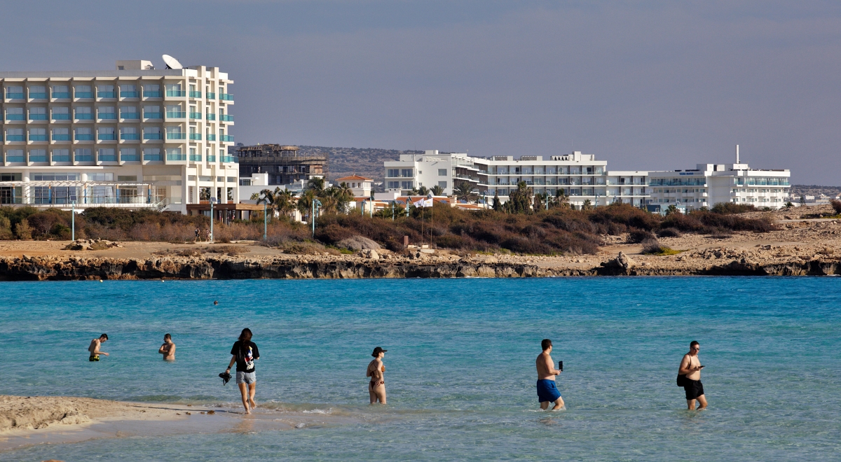 Plaża Nissi w Ayia Napa kusi płytką laguną./fot. Mieczysław Pawłowicz