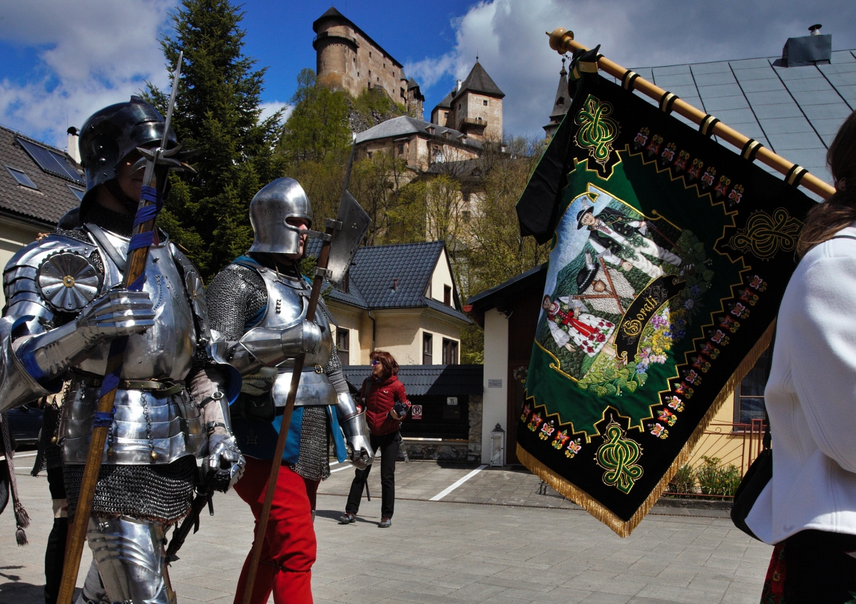 Turzove Slavnosti, parada pod  Zamkiem Orawskim. fot. Mieczysław Pawłowicz