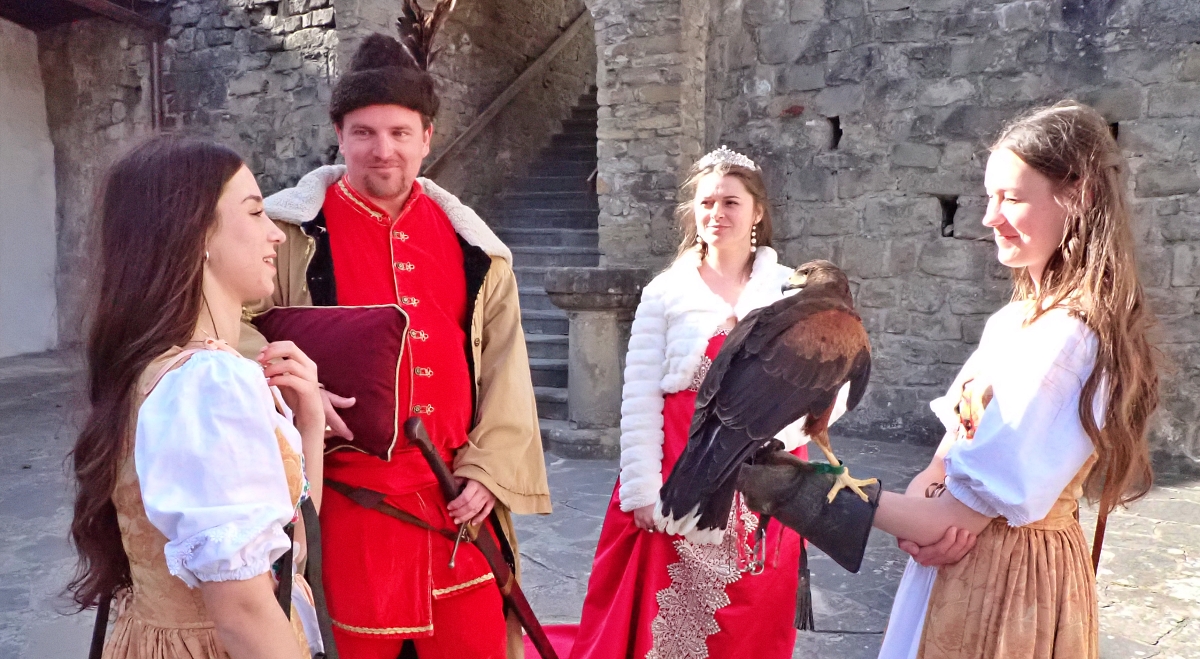 Przewodnicy i sokolniczki w historycznych strojach na Zamku Orawskim./ fot. Mieczysław Pawłowicz