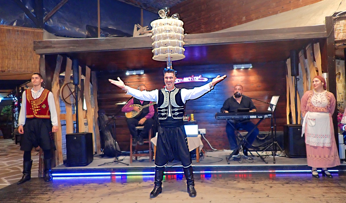 Taniec ze szklankami to jedna z atrakcji Demokritos Tavern w Pafos./fot. Mieczysław Pawłowicz