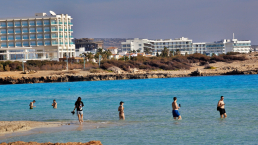 Najpopularniejsze plażę na Cyprze znajdziemy w Aiya Napa. /fot. Mieczysław Pawłowicz