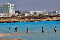 Najpopularniejsze plażę na Cyprze znajdziemy w Aiya Napa. /fot. Mieczysław Pawłowicz