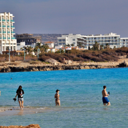 Najpopularniejsze plażę na Cyprze znajdziemy w Aiya Napa. /fot. Mieczysław Pawłowicz