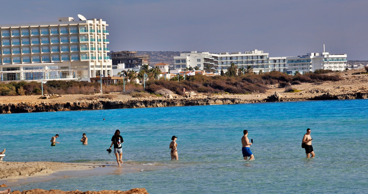Najpopularniejsze plażę na Cyprze znajdziemy w Aiya Napa. /fot. Mieczysław Pawłowicz
