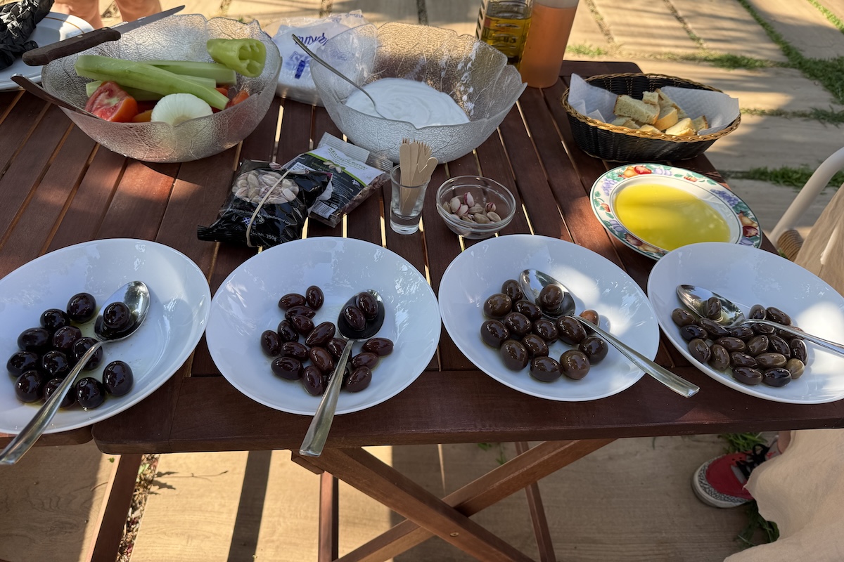 Degustacja lokalnych rodzajów oliwek: oliwki Amfissa, Kalamon i Megaritiki