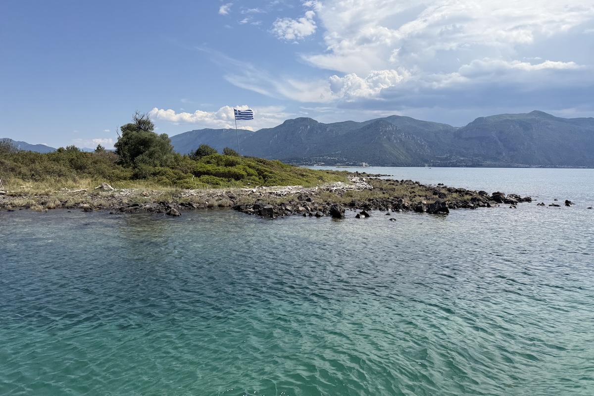 Grecka flaga na archipelagu Lichadonisia