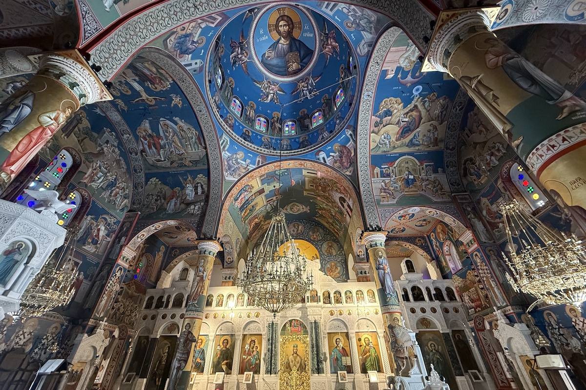 Wnętrze sanktuarium w Prokopionie