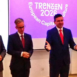 Panowie Martin Pavlik, Slovakia Travel, Martin Cimerman, Zastępca Ambasadora Republiki Słowackiej oraz Adrian Kromka, Słowacki Instytut Kultury otworzyli konferencję prasową Trenczyna./fot. Mieczysław Pawłowicz
